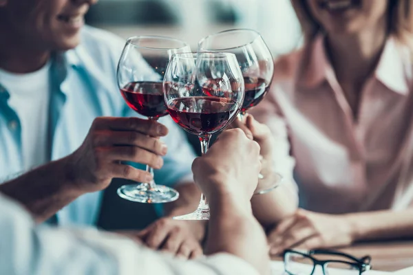 Fecha. Grupo de empresários aplaudindo com copo de vinho no café . — Fotografia de Stock