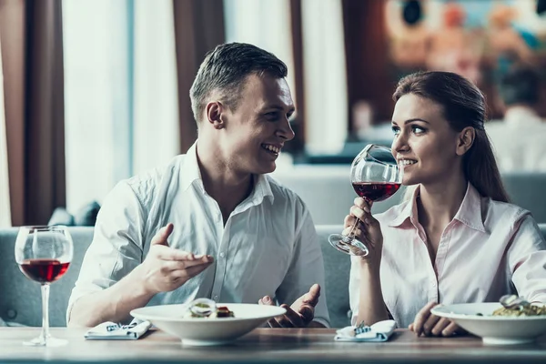 Junger Mann kommuniziert mit Frau in Restaurant. — Stockfoto