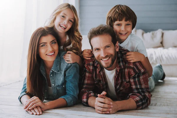 Stor lycklig familj ligger tillsammans på golvet. — Stockfoto