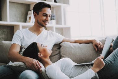 Genç çift dizüstü evde serbest zaman harcamak.