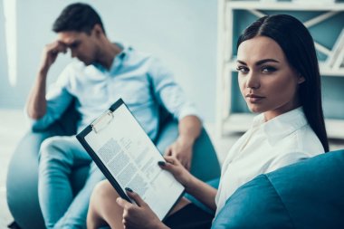 Psikolog depresif adam danışır.