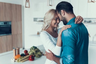 Mutlu çift mutfakta sarılma. Romantik ilişki.
