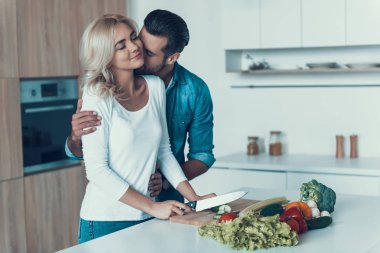 Romantik Çift kahvaltı birlikte mutfakta hazırlanması.