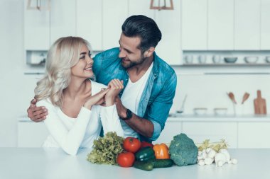 Mutlu çift kahvaltı birlikte mutfakta hazırlanması.