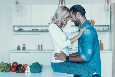 Romantik Çift kahvaltı birlikte mutfakta hazırlanması.