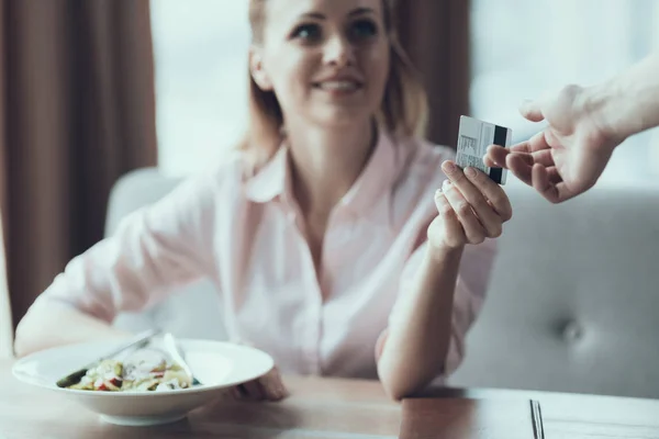 Close up. Adult attractive woman pays for lunch at restaurant. — Stock Photo, Image