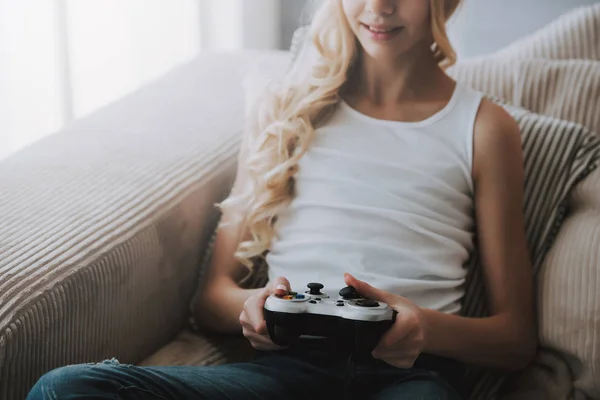 Adolescente com controlador de jogo joga jogo de vídeo . — Fotografia de Stock