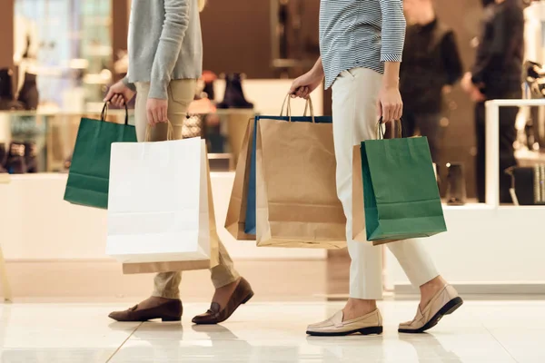 Twee jonge vrouwen zijn winkelen bij winkelcentrum. — Stockfoto