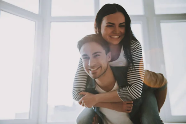 Retrato de pareja feliz por ventana. Día soleado . — Foto de Stock