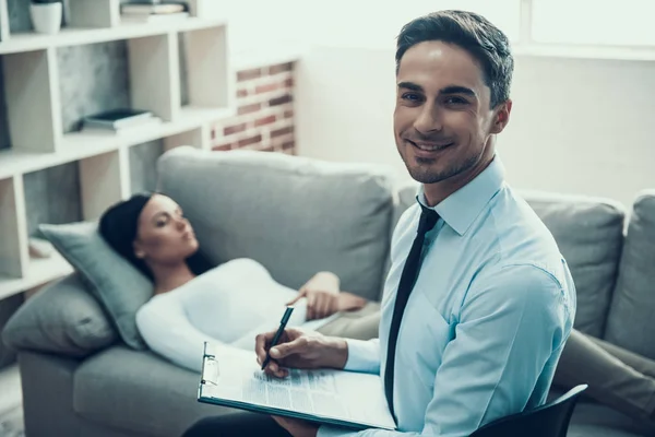 Portret van psycholoog die raadpleging van een vrouw in kantoor. — Stockfoto