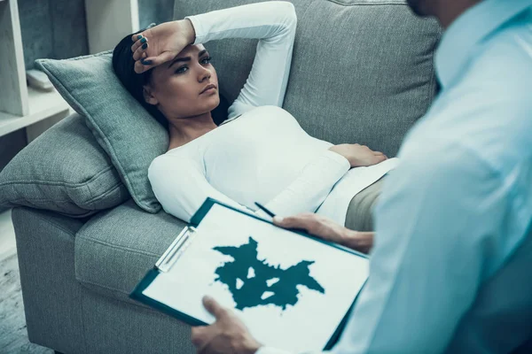 Chica frustrada en el consultorio de psicólogos. Prueba de Rorschach . — Foto de Stock