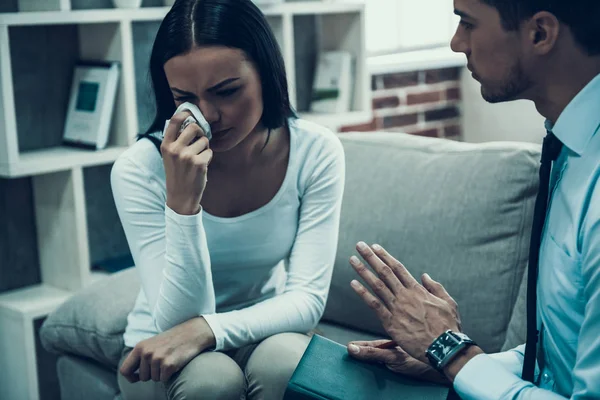 Donna frustrata alla reception dello psicologo . — Foto Stock