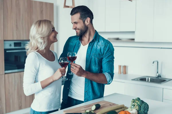Casal amoroso com copos de vinho preparar o café da manhã juntos . — Fotografia de Stock
