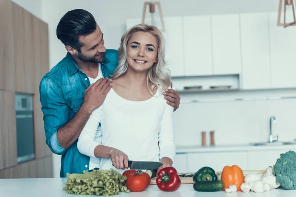 Lyckliga paret förbereder frukost tillsammans i köket. — Stockfoto