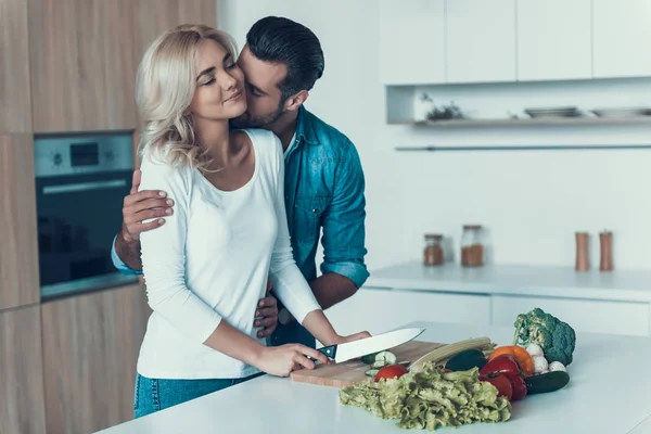 Romantiska par förbereder frukost tillsammans i köket. — Stockfoto