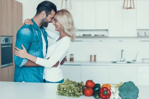 Casal romântico preparando café da manhã juntos na cozinha . — Fotografia de Stock