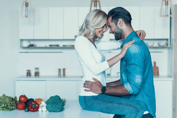 Romantische paar voorbereiding ontbijt samen in de keuken. — Stockfoto