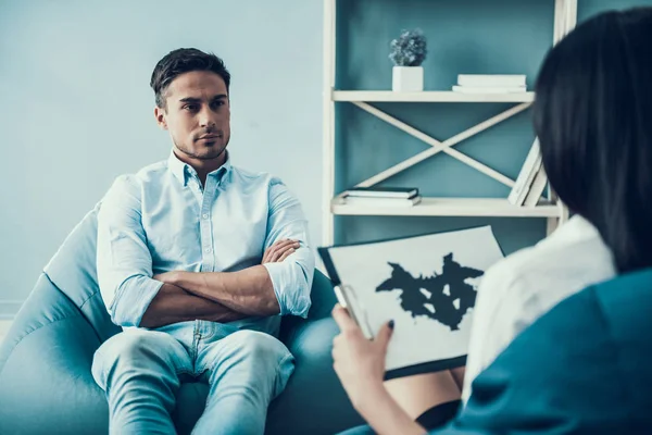 Young man at appointment with psychologist. Rorschach test. — Stock Photo, Image