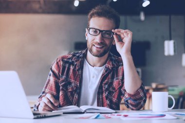 Yakışıklı tasarımcı çalışma