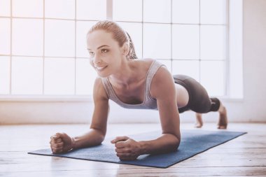 genç kadın spor yapıyor