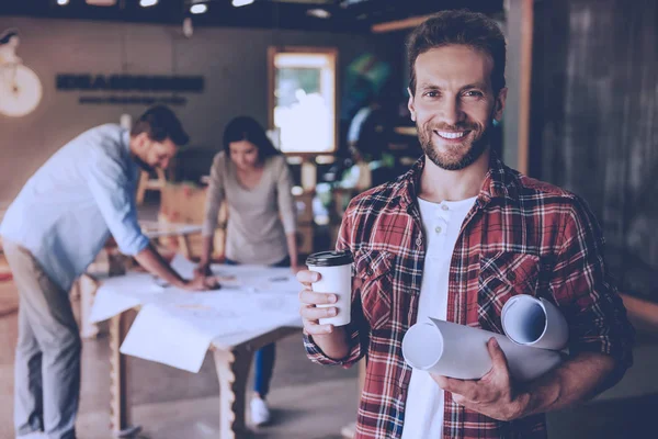 Hermosos diseñadores trabajando — Foto de Stock