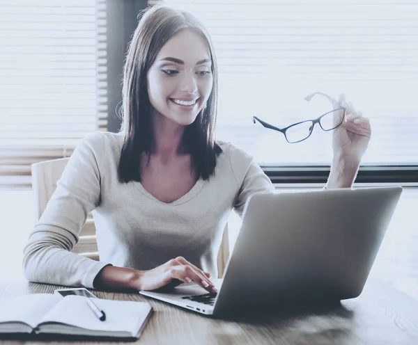 Beautiful business lady — Stock Photo, Image