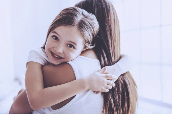 Mutter und Tochter zu Hause — Stockfoto