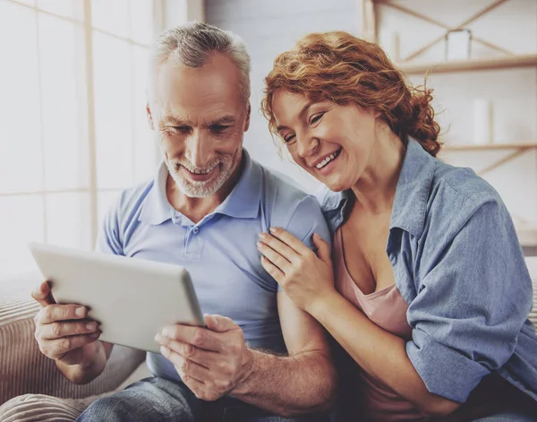 Pareja madura en casa — Foto de Stock