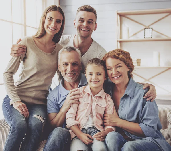 büyük bir aile evde