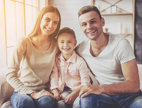 Famiglia a casa — Foto Stock