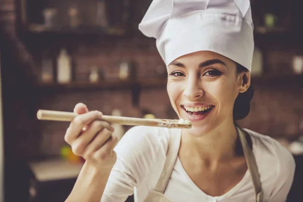 Schöne Junge Frau Mit Kochmütze Hält Kochlöffel Der Hand Blickt — Stockfoto