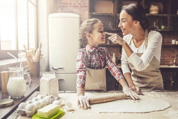 Hermosa Mamá Joven Linda Hija Pequeña Están Jugando Sonriendo Mientras — Foto de Stock