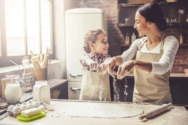 Linda Niña Hermosa Madre Están Rociando Masa Con Harina Sonriendo — Foto de Stock