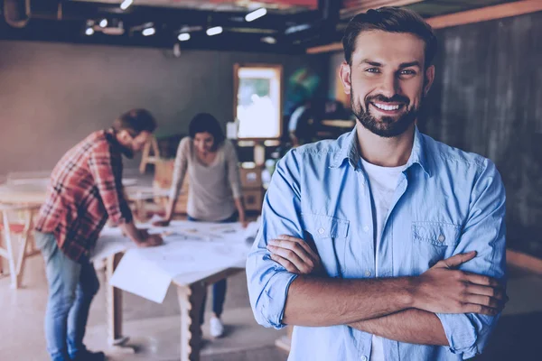 Hermosos diseñadores trabajando — Foto de Stock