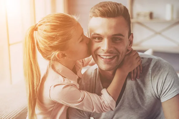 Padre e figlia a casa — Foto Stock