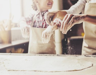 Anne ve kızı pişirme