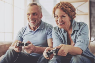 Evde olgun bir çift var.