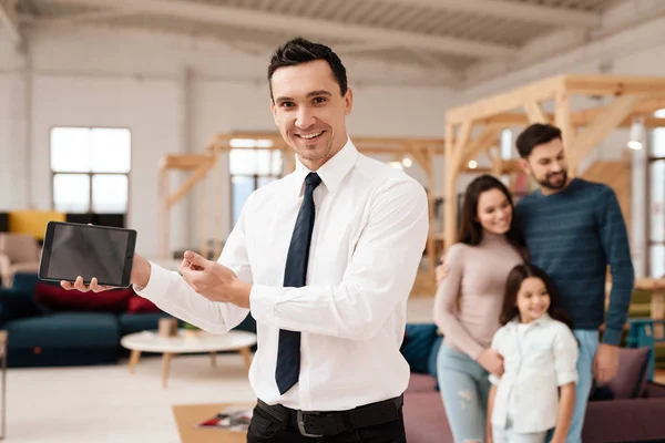 Distribuidor Muebles Tienda Mirando Cámara Detrás Hay Una Familia Joven —  Fotos de Stock