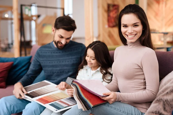 Young Family Little Girl Choosing New Sofa Came Together Furniture — Stock Photo, Image