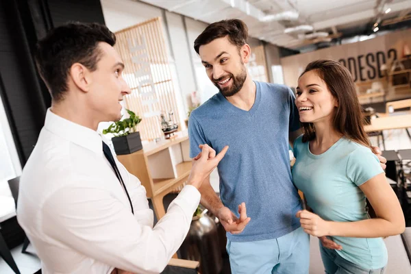 Vestigingsmanager Van Meubels Het Hebben Van Plezier Met Jonge Kopers — Stockfoto