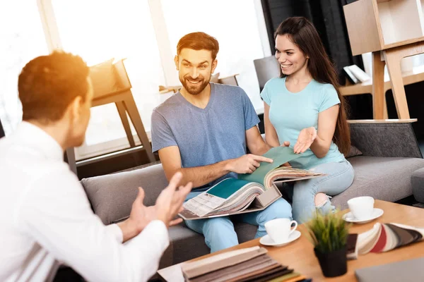 Gerente Tienda Muebles Los Compradores Están Considerando Ejemplos Cobertura Muebles —  Fotos de Stock