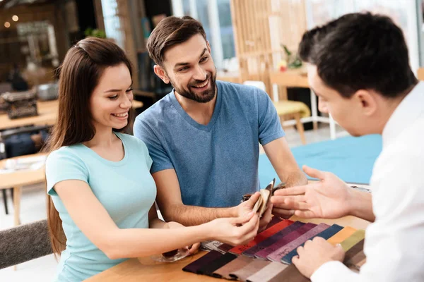 Twee Mannen Een Vrouw Bespreken Aankoop Van Nieuw Meubilair Dit — Stockfoto