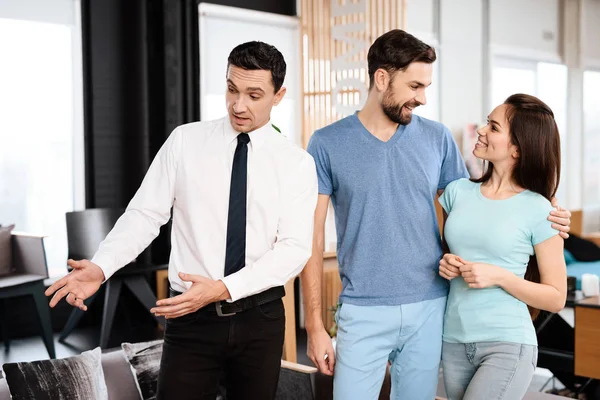 Meubels Store Manager Toont Meubels Aan Kopers Een Jongen Een — Stockfoto