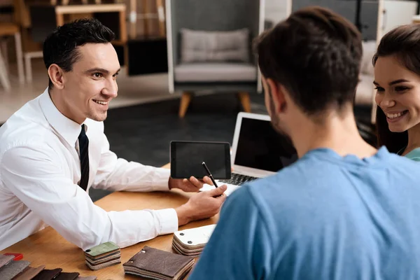 Manager Van Meubelwinkel Weergegeven Voor Jongen Meisje Voorbeelden Van Meubeldesign — Stockfoto