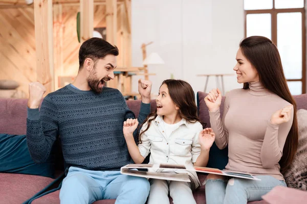 Küçük Kız Kanepe Döşeme Örnekleri Ile Oturan Genç Ailesiyle Birlikte — Stok fotoğraf