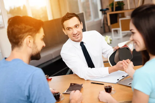 Ein Junges Paar Denkt Über Polstermöbel Nach Sie Kamen Ins — Stockfoto