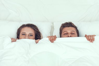 Evli Çift Yatakta Utangaç İnsanlar Yatıyor.