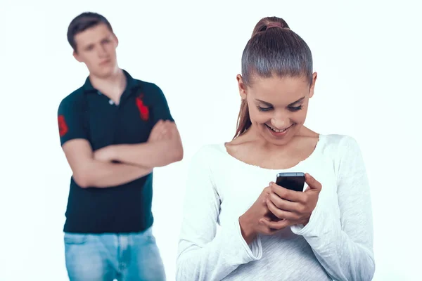 Jealous Husband Looking at Woman with Smartphone. — Stock Photo, Image