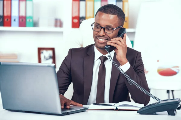 Afro-americano uomo ha affari chiamata in ufficio . — Foto Stock