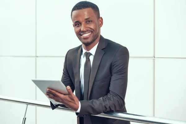 African Businessman Praca na tablecie i uśmiech. — Zdjęcie stockowe